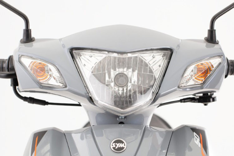Mẫu xe máy SYM Elegant Sport tại Việt Nam này cũng được trang bị hệ thống đèn pha halogen đảm bảo đủ cường độ sáng cho nhu cầu di chuyển trong điều kiện thiếu sáng.