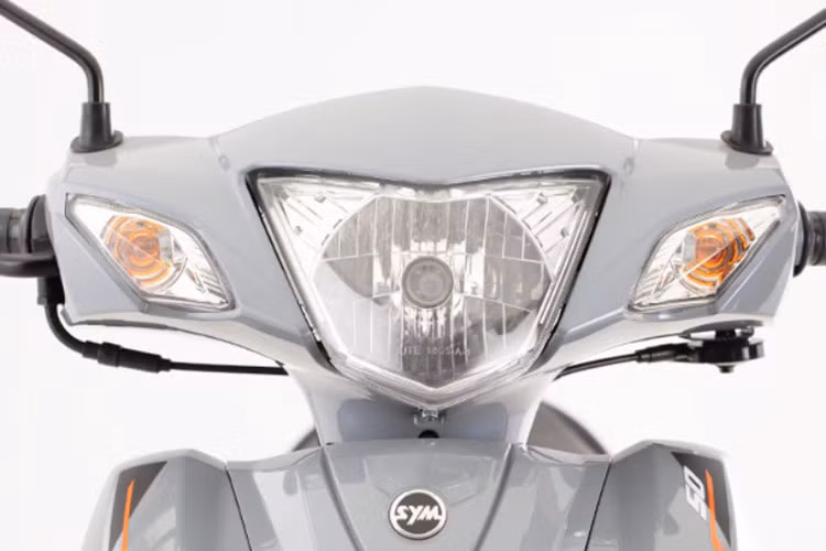 Mẫu xe máy SYM Elegant Sport tại Việt Nam này cũng được trang bị hệ thống đèn pha halogen đảm bảo đủ cường độ sáng cho nhu cầu di chuyển trong điều kiện thiếu sáng.