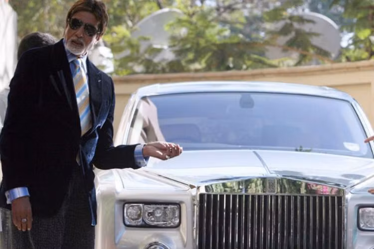 Amitabh Bachchan – một diễn viên điện ảnh bollyhood Ấn Độ, đã xuất hiện trong hơn 180 bộ phim trong sự nghiệp kéo dài hơn bốn thập kỷ. Ông khá chuộng Rolls-Royce và sở hữu tới vài chiếc.