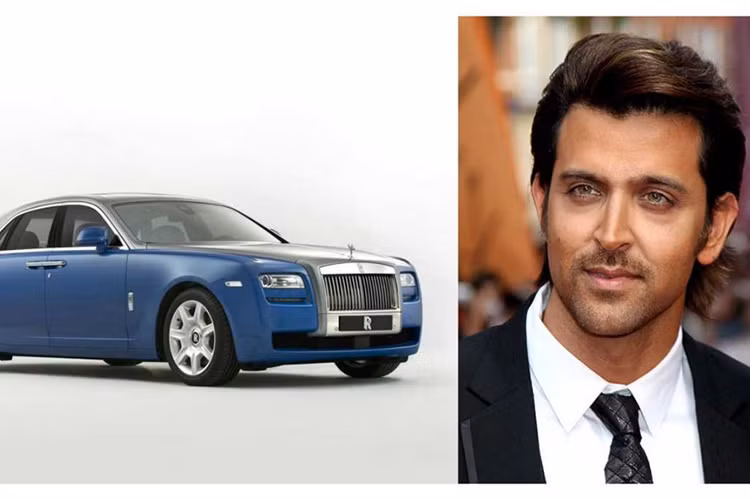 Chàng diễn viên trẻ điển trai Hrithik Roshan bên cạnh chiếc Rolls-Royce màu xanh-bạc của mình.