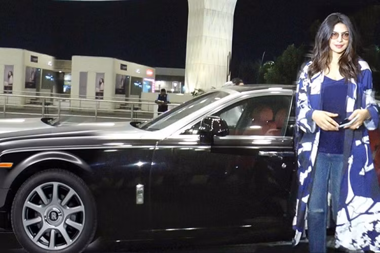 Priyanka Chopra thường xuyên đến các sự kiện trên chiếc Rolls-Royce Ghost của mình. Thậm chí, có thời điểm, Chopra đã tự khẳng định cô là nữ diễn viên hàng đầu điện ảnh Ấn Độ