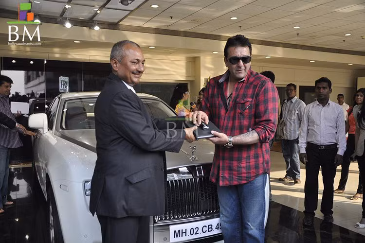 Nam diễn viên kiêm nhà sản xuất phim Ấn Độ Sanjay Dutt cũng chọn 1 chiếc Roll-Royce Ghost để đi lại.