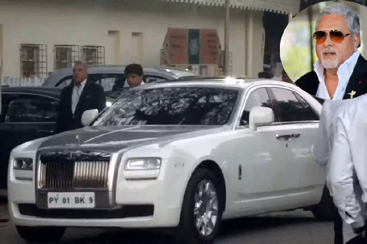 Ông Vijay Mallya được coi là người giàu thứ 73 của Ấn Độ, sở hữu khối tài sản hàng tỷ USD. Tuy nhiên, thời gan gần đây, ông dính líu đến tòa án bởi khoản nợ khoản nợ khoảng 1,4 tỷ USD. Dàn xe khủng của ông cũng bị mang ra bán đấu giá, bao gồm cả những chiếc Rolls-Royce.