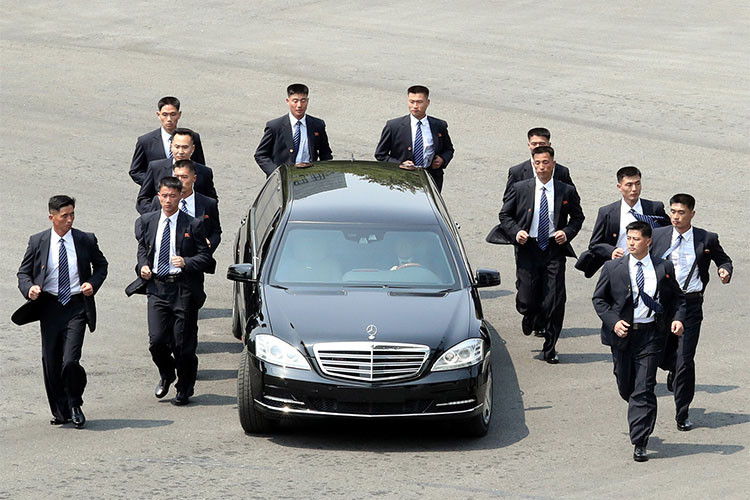 Theo thông số kỹ thuật của mẫu siêu xe sang chống đạn này thì cửa sổ xe cũng được Mercedes-Benz chế tạo riêng bằng loại kính chống đạn đặc biệt - khác hoàn toàn những mẫu xe thương mại khác. Ngoài ra cửa sổ của nó còn được phủ polycarbonate ở mặt trong để chống bị vỡ vụn ngay cả khi bị bắn bằng súng AK ở tầm gần.