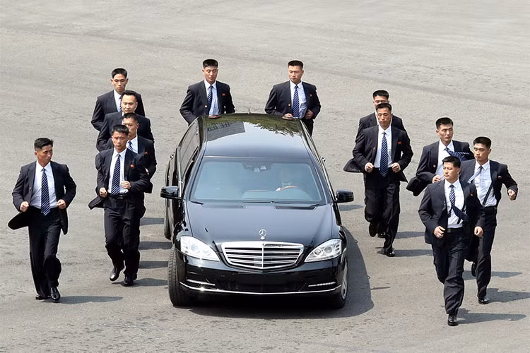 Theo thông số kỹ thuật của mẫu siêu xe sang chống đạn này thì cửa sổ xe cũng được Mercedes-Benz chế tạo riêng bằng loại kính chống đạn đặc biệt - khác hoàn toàn những mẫu xe thương mại khác. Ngoài ra cửa sổ của nó còn được phủ polycarbonate ở mặt trong để chống bị vỡ vụn ngay cả khi bị bắn bằng súng AK ở tầm gần.