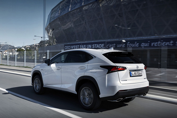 Lexus NX 300 F Sport Black Line 2019 dùng dẫn động cầu trước có giá bán từ 48.575 USD, bản sử dụng AWD sẽ có giá từ 49.975 USD.