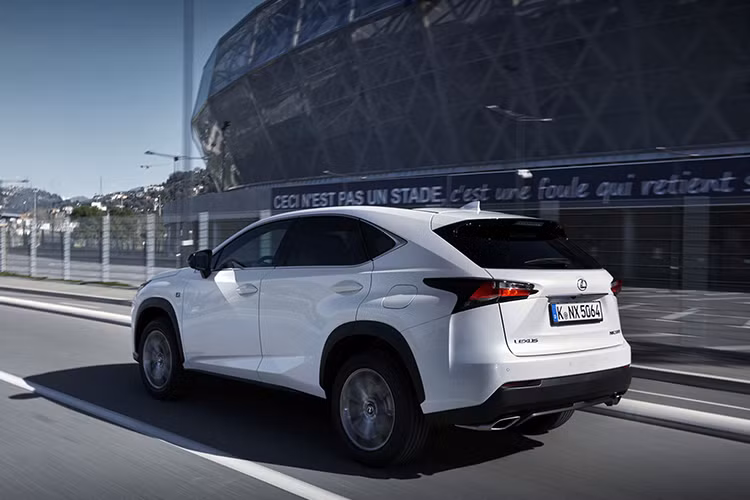 Lexus NX 300 F Sport Black Line 2019 dùng dẫn động cầu trước có giá bán từ 48.575 USD, bản sử dụng AWD sẽ có giá từ 49.975 USD.