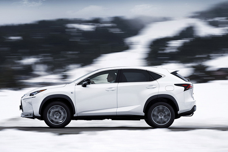 Một điểm nhấn nữa của Lexus NX Black Line 2019 là đồ họa dưới thân xe và những bánh xe hợp kim 19 inch "khá ngầu" với thiết kế chẻ đôi bắt mắt. Có sẵn với cả hệ dẫn động cầu trước hoặc bốn bánh toàn thời gian, Lexus NX 300 F Sport Black Line mới được trang bị nhiều tính năng thú vị hơn tiêu chuẩn, bao gồm cả hệ thống âm thanh.