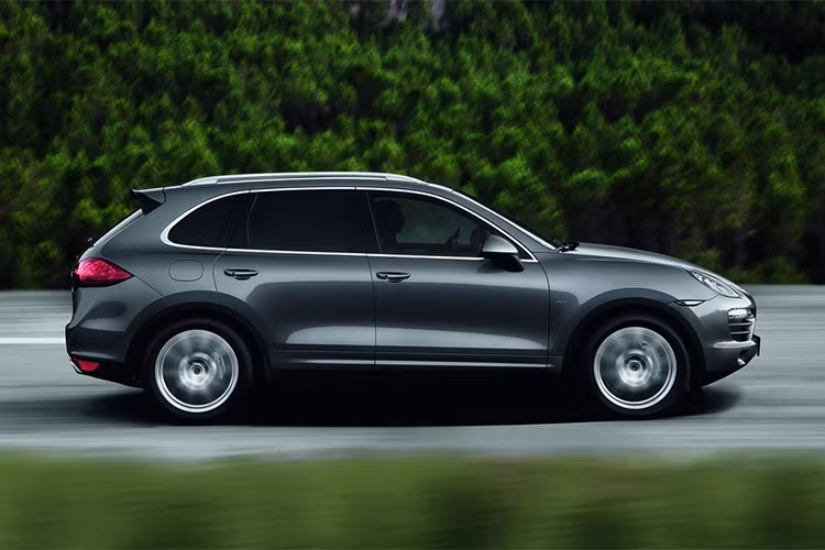 Mặc dù có ý kiến cho rằng việc loại bỏ hoàn toàn động cơ diesel là không cần thiết, nhưng theo giám đốc điều hành của Porsche - ông Oliver Blume cho hay, “động cơ diesel không quá quan trọng với hãng”. Các mẫu xe diesel hiện chỉ chiếm 15% doanh số toàn cầu và chủ yếu phổ biến tại thị trường châu Âu, có nguồn gốc từ các công ty khác trong tập đoàn.