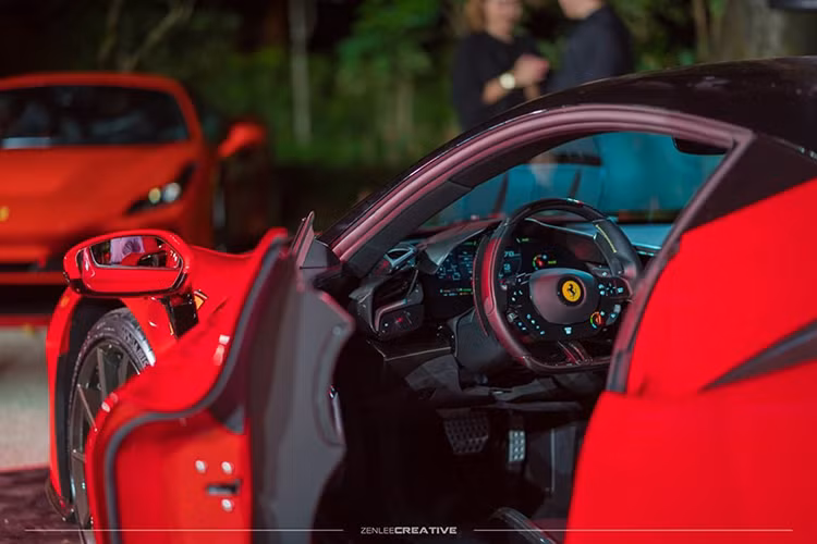 Bên trong khoang lái SF90 Stradale, người lái được chào đón bằng không gian nội thất mang phong cách tương lai. Lấy cảm hứng thiết kế từ khoang lái của máy bay, nội thất bên trong Ferrari SF90 Stradale đi kèm bảng đồng hồ kỹ thuật số 16 inch khổng lồ. Trong đó, đồng hồ đo vòng tua máy được đặt nằm giữa, hai bên là màn hình định vị và thông tin giải trí.