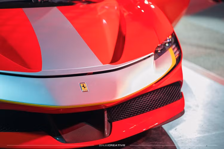 Ferrari SF90 Stradale được trang bị động cơ xăng V8, tăng áp, dung tích 4.0 lít, sản sinh công suất tối đa 769 mã lực và mô-men xoắn cực đại 800 Nm. Động cơ này kết hợp với hệ thống hybrid bao gồm 3 mô-tơ điện. Trong đó, 1 mô-tơ điện nằm kẹp giữa động cơ V8 và hộp số tự động ly hợp kép 8 cấp mới. 2 mô-tơ điện còn lại được đặt trên cầu trước của Ferrari SF90 Stradale.