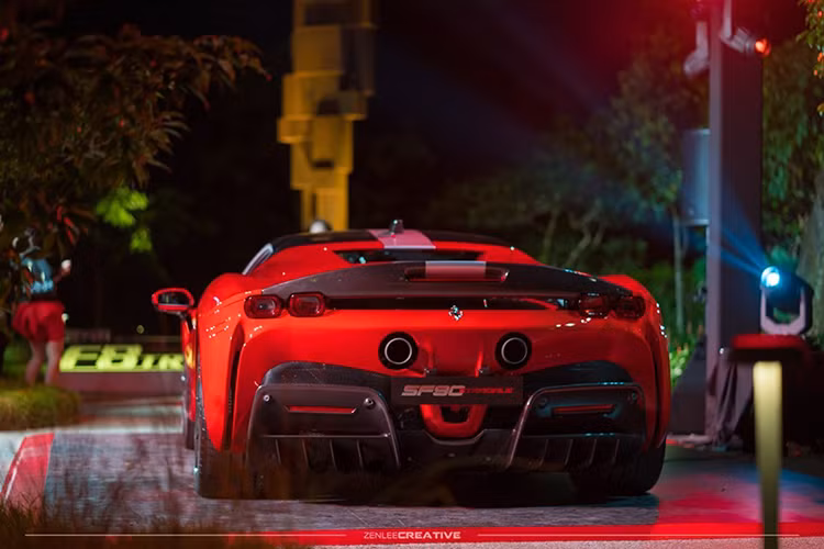 Cung cấp năng lượng cho 3 mô-tơ điện có tổng công suất 217 mã lực này là cụm pin lithium-ion 7,9 kWh. Kết hợp 3 mô-tơ điện với động cơ xăng V8, siêu phẩm hybrid Ferrari SF90 Stradale có tổng công suất tối đa lên đến 1.000 mã lực. Ferrari SF90 Stradale chính là siêu xe plug-in hybrid đầu tiên trong lịch sử của hãng Ferrari.