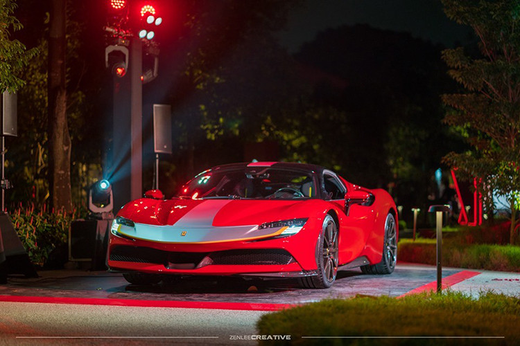 Giá xe Ferrari SF90 Stradale tại Singapore ước tính không dưới 1,5 triệu SGD, tương đương 25,2 tỷ đồng. Thời gian giao hàng dự kiến là vào năm 2021. Theo giới thạo tin, chắc chắn có ít nhất 2 chiếc Ferrari SF90 Stradale sẽ định cư tại Singapore. Mức giá bán siêu xe hybrid Ferrari SF90 Stradale tại Singapore chưa bao gồm chi phí mua giấy phép sử dụng