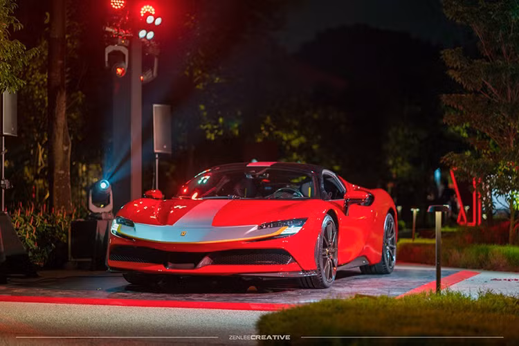 Giá xe Ferrari SF90 Stradale tại Singapore ước tính không dưới 1,5 triệu SGD, tương đương 25,2 tỷ đồng. Thời gian giao hàng dự kiến là vào năm 2021. Theo giới thạo tin, chắc chắn có ít nhất 2 chiếc Ferrari SF90 Stradale sẽ định cư tại Singapore. Mức giá bán siêu xe hybrid Ferrari SF90 Stradale tại Singapore chưa bao gồm chi phí mua giấy phép sử dụng