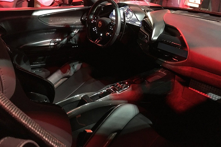 Ngoài ra, Ferrari SF90 Stradale còn được trang bị nút cảm ứng mới để người lái dễ dàng chỉnh những tính năng hay dùng như điều hòa. Vô lăng của Ferrari SF90 Stradale tích hợp nút eManettino để người lái chọn 4 chế độ vận hành mới, bao gồm eDrive cho phép xe chạy yên lặng trong nội thành, Hybrid mặc định sẽ tối ưu hóa khả năng tiết kiệm xăng của động cơ.