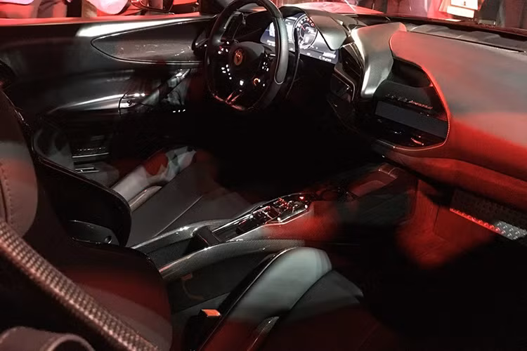 Ngoài ra, Ferrari SF90 Stradale còn được trang bị nút cảm ứng mới để người lái dễ dàng chỉnh những tính năng hay dùng như điều hòa. Vô lăng của Ferrari SF90 Stradale tích hợp nút eManettino để người lái chọn 4 chế độ vận hành mới, bao gồm eDrive cho phép xe chạy yên lặng trong nội thành, Hybrid mặc định sẽ tối ưu hóa khả năng tiết kiệm xăng của động cơ.