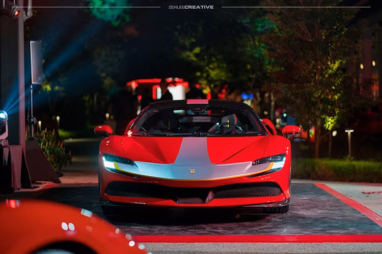 Về ngoại hình, siêu xe Ferrari SF90 Stradale khiến người đối diện bị "thôi miên" với cụm đèn pha LED Matrix, kính chắn gió uốn cong hơn, cột A thanh mảnh, thanh ba-bô-lê khí động học bên sườn và hốc hút gió nằm cao. Phía đuôi xe cá tính đi kèm 2 ống xả đặt cao và cụm đèn hậu gợi liên tưởng đến Chevrolet Camaro.