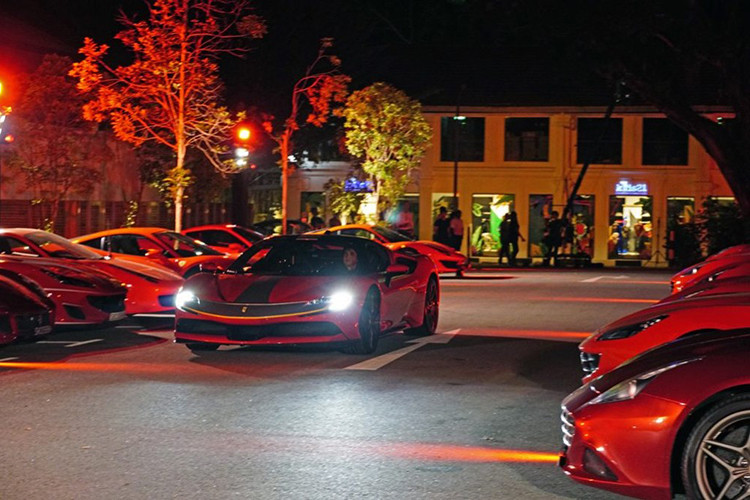 Sau 4 tháng vén màn đến các khách hàng trên thế giới, chiếc siêu xe hybrid đình đám Ferrari SF90 Stradale 2020 mới cũng đã được mang đến thị trường châu Á để ra mắt giới siêu giàu tại đây. Hãng siêu xe đến từ Ý đã chọn đất nước Singapore làm nơi đầu tiên giới thiệu siêu phẩm hybrid Ferrari SF90 Stradale ở thị trường châu Á.