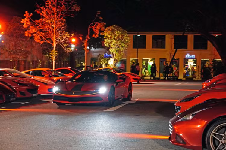 Sau 4 tháng vén màn đến các khách hàng trên thế giới, chiếc siêu xe hybrid đình đám Ferrari SF90 Stradale 2020 mới cũng đã được mang đến thị trường châu Á để ra mắt giới siêu giàu tại đây. Hãng siêu xe đến từ Ý đã chọn đất nước Singapore làm nơi đầu tiên giới thiệu siêu phẩm hybrid Ferrari SF90 Stradale ở thị trường châu Á.