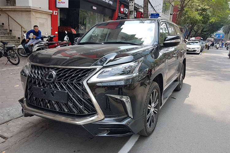 Lexus LX570 Super Sport 2018 vẫn được trang bị động cơ V8, dung tích 5,7 lít tương tự như bản tiêu chuẩn. "Trái tim" này sản sinh công suất tối đa 367 mã lực tại vòng tua máy 5.600 vòng/phút và mô-men xoắn cực đại 530 Nm tại vòng tua máy 3.200 vòng/phút. Động cơ kết hợp với hộp số tự động 8 cấp tiêu chuẩn.