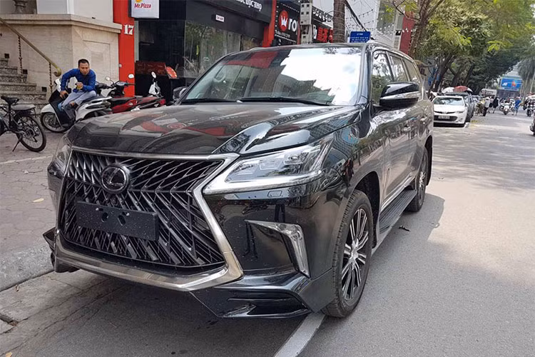 Lexus LX570 Super Sport 2018 vẫn được trang bị động cơ V8, dung tích 5,7 lít tương tự như bản tiêu chuẩn. "Trái tim" này sản sinh công suất tối đa 367 mã lực tại vòng tua máy 5.600 vòng/phút và mô-men xoắn cực đại 530 Nm tại vòng tua máy 3.200 vòng/phút. Động cơ kết hợp với hộp số tự động 8 cấp tiêu chuẩn.
