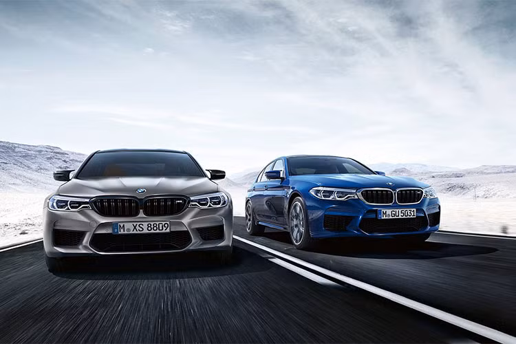 BMW M5 Competition phiên bản 2019 mới sẽ có giá bán 110.995 USD tại thị trường Mỹ (tương đương khoảng 2,52 tỷ đồng), cao hơn khoảng 9% so với phiên bản M5 tiêu chuẩn và hơn 52% so với giá khởi điểm của 5-Series G30. Xe được lắp ráp tại quê nhà nước Đức ở nhà máy Dingolfing của BMW tại phía Nam bang Bavaria. 