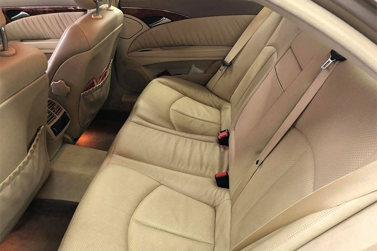 E 240 đời 2004 được trang bị động cơ V6 2,6 lít với hộp số tự động 5 cấp. Công suất tối đa 177 mã lực tại vận tốc động cơ 5.700 vòng/phút cho phép chiếc xe lao nhanh từ 0 lên 100 km/h trong 9,4 giây. So với các đời xe mới bây giờ thì sức mạnh này không có gì quá nổi bật, nhưng lại mạnh hơn rất nhiều so với nhiều dòng xe từ 2004.