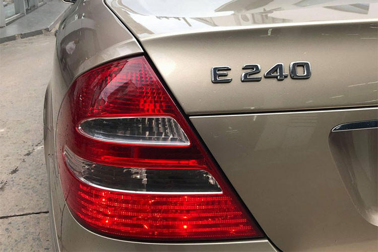 Không chỉ trang bị những tiện nghi cao cấp nhất, E240 còn là chiếc xe an toàn số một ở thời điểm đó với 6 túi khí tiêu chuẩn và đầy đủ các hệ thống hỗ trợ lực phanh BA, phanh ABS hay phanh điện tử SBC.