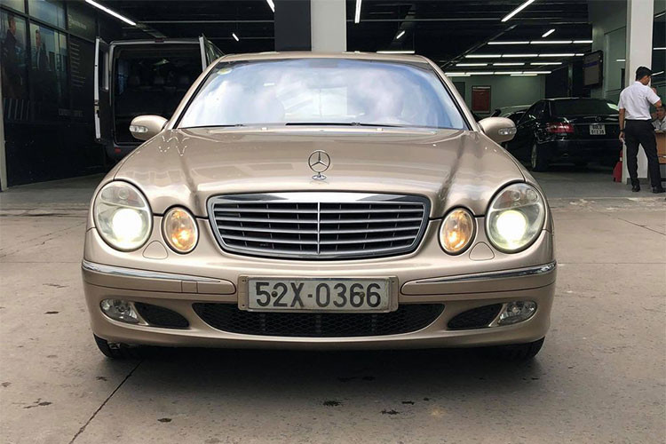 Theo tỷ giá năm 2004, 115.000 USD tương đương với khoảng hơn 1,8 tỷ đồng. Còn một chiếc E240 cũ hiện nay chỉ có giá hơn 300 triệu đồng, tức là chưa tới 15.000 USD. Với sự mất giá “nặng” như vậy, nhiều chủ xe quyết định giữ lại xem như một giá trị tinh thần không thể rời bỏ, tất nhiên nếu họ có điều kiện nuôi chiếc xe Đức cũ.