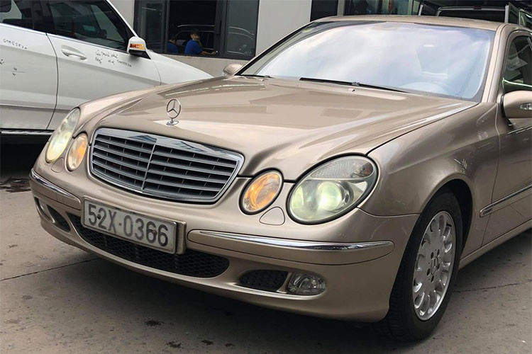 Đèn pha của mẫu xe sang dòng E nhà Mercedes-Benz này là loại Bi-xenon, tự động tắt bật hay điều chỉnh góc chiếu sáng. Nội thất da gỗ, E240 là chiếc xe duy nhất trang bị tiêu chuẩn dàn âm thanh 10 loa.