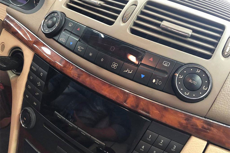 Nội thất sau 14 năm vẫn còn khá mới nhờ chủ xe sử dụng khá kỹ tính, do vậy vẫn giữ lại được nét sang trọng quý phái của một mẫu xe sang trọng hàng đầu lúc bấy giờ tại Việt Nam.