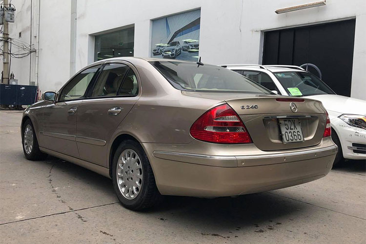 Ở thời điểm 2004, Mercedes E240 là chiếc xe hàng đầu Việt Nam về mọi mặt. Đúng như câu “nhất Mẹc, nhì Bi, tam Ri, tứ Nít” mà dân chơi vẫn đồn đại (đứng đầu là Mercedes, tiếp đó lần lượt là BMW, Camry của Toyota và Nissan), E240 được chăm chút đến từng chi tiết nhỏ nhất.