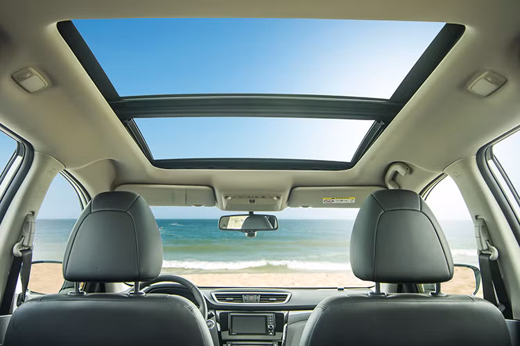 Ra mắt đầu tiên vào năm 2001 và đạt doanh số 3,7 triệu xe trên toàn cầu qua 03 thế hệ phát triển, mẫu crossover X-Trail thế hệ thứ ba đã nhận được sự yêu mến và đánh giá cao tại hơn 190 quốc gia trên Thế giới.