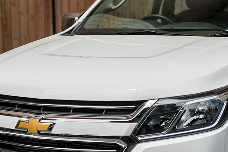 Trailblazer sở hữu DNA của Chevrolet, với những đường nét góc cạnh, toát lên vẻ khỏe khoắn dẻo dai một cách tinh tế, làm nổi bật lên khả năng chinh phục mọi địa hình. Đáng chú ý trong khắc họa thiết kế ngoại thất phải kể đến lưới tản nhiệt hai tầng đặc trưng, cản trước và cụm đèn pha tích hợp đèn chiếu sáng ban ngày LED.