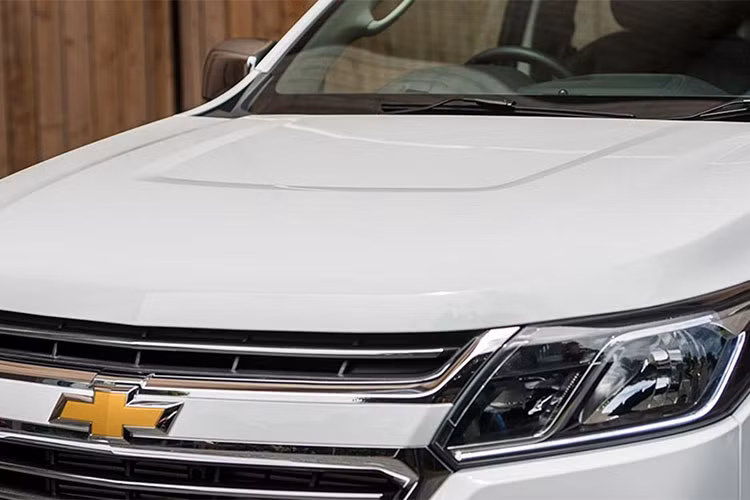 Trailblazer sở hữu DNA của Chevrolet, với những đường nét góc cạnh, toát lên vẻ khỏe khoắn dẻo dai một cách tinh tế, làm nổi bật lên khả năng chinh phục mọi địa hình. Đáng chú ý trong khắc họa thiết kế ngoại thất phải kể đến lưới tản nhiệt hai tầng đặc trưng, cản trước và cụm đèn pha tích hợp đèn chiếu sáng ban ngày LED.