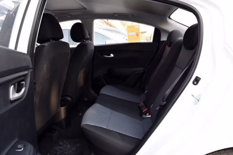 Trong khi đó, cụm đèn pha của Kia K2 Cross khá giống với với phiên bản sedan. Đằng sau Kia K2 Cross cũng xuất hiện cụm đèn hậu nối liền với nhau, chạy ngang qua cửa cốp sau như phiên bản sedan. Chưa hết, Kia K2 Cross có một số chi tiết thiết kế đặc trưng của dòng crossover như gá chằng đồ trên nóc, tấm ốp gầm đằng sau...