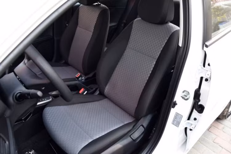 So với 2 phiên bản hatchback và sedan, Kia K2 Cross sở hữu một số nét riêng về thiết kế. Mẫu xe crossover cỡ nhỏ này sở hữu phần đầu xe với cản va trước và lưới tản nhiệt khác biệt so với phiên bản sedan. Ngoài ra, Kia K2 Cross còn có tấm ốp gầm màu bạc bên dưới cản va trước.