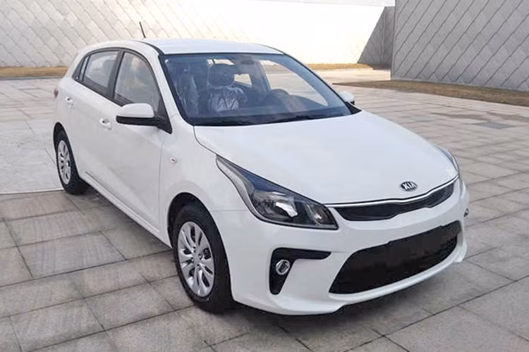 Hiện chưa rõ Kia K2 Cross được trang bị động cơ nào. Dự đoán, xe sẽ sử dụng động cơ chung với Kia K2 phiên bản sedan. Đầu tiên là động cơ xăng 1,4 lít, sản sinh công suất tối đa 100 mã lực. Thứ hai là động cơ 1,6 lít với công suất tối đa 123 mã lực. Đi kèm với động cơ này là hệ dẫn động cầu trước và hộp số tự động 6 cấp.