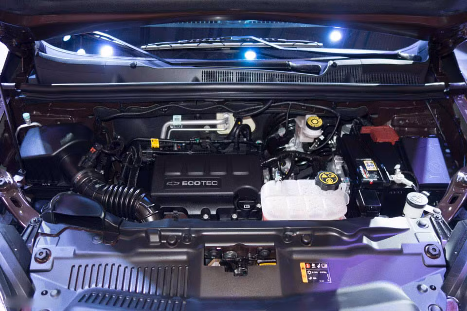 Tương tự, nhiều người tiêu dùng Việt khi được hỏi tại sao không hồ hởi đón nhận Chevrolet Trax, đều cho biết: Xét về kỹ thuật, Trax có nhiều trang bị hiện tại, tiện lợi, hay nội thất rộng rãi nhờ nhỉnh hơn về kích thước tổng thể so với Ford EcoSport hay Suzuki Vitara, nhưng mẫu xe Mỹ này lại có hạn chế thấp hơn về khoảng sáng gầm xe so với 2 đối thủ. Song, điểm hạn chế nhất của Trax so với EcoSport hay Vitara chính là việc chỉ trang bị hệ thống điều hòa chỉnh cơ một vùng và thiếu mất cửa sổ trời chỉnh điện.