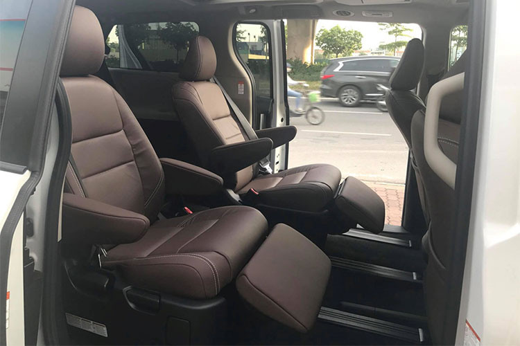 Về độ an toàn, mọi phiên bản Sienna 2018 cũng sẽ có gói trang bị hỗ trợ Toyota Safety Sense P với các hệ thống như hỗ trợ trước va chạm, nhận biết người đi bộ, tự động giữ ga với cảm biến hồng ngoại ở mọi dải tốc độ, cảnh báo chuyển làn, hỗ trợ đánh lái, đèn pha trước tự động.