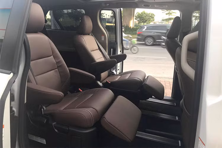 Về độ an toàn, mọi phiên bản Sienna 2018 cũng sẽ có gói trang bị hỗ trợ Toyota Safety Sense P với các hệ thống như hỗ trợ trước va chạm, nhận biết người đi bộ, tự động giữ ga với cảm biến hồng ngoại ở mọi dải tốc độ, cảnh báo chuyển làn, hỗ trợ đánh lái, đèn pha trước tự động.