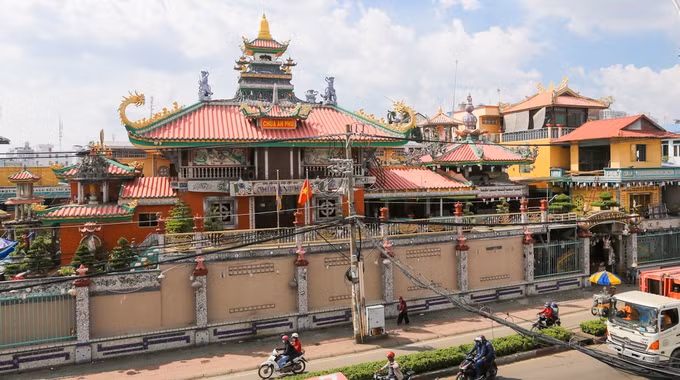  Chùa An Phú (quận 8, TP.HCM) nằm gần cầu Chánh Hưng, do Hòa thượng Thích Thanh Đức xây dựng năm 1847. Qua nhiều thăng trầm, chùa dần hoang phế cho đến năm 1961, hòa thượng Thích Từ Bạch đã thiết kế, xây dựng lại chùa và hoàn thành như ngày nay vào năm 1999.