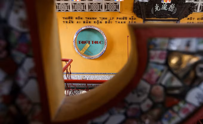 Theo nhà chùa, các miểng sành mang màu sắc tựa như cuộc sống có những lúc đắng cay ngọt bùi.