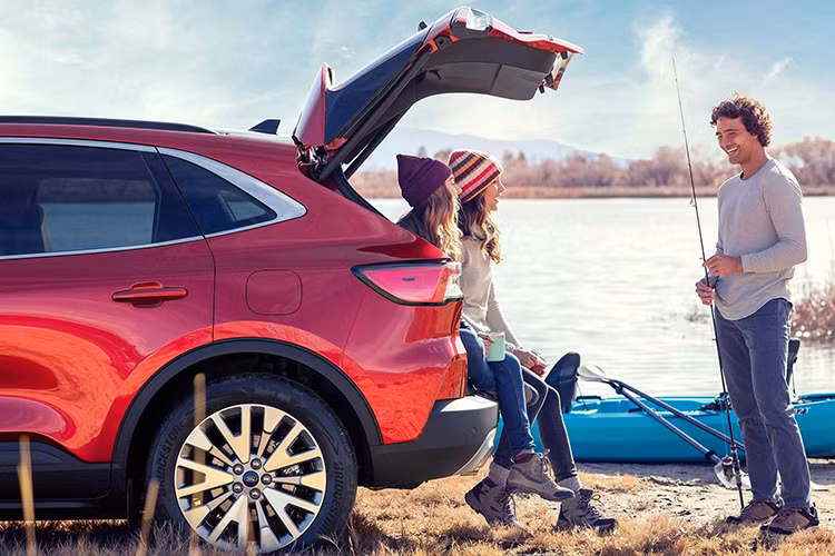 Xe được trang bị lưới tản nhiệt cỡ lớn hơn, mở rộng lên trên và nối liền với cụm đèn pha. Hãng Ford miêu tả cụm đèn pha này là "có thiết kế mượt mà và tráng lệ". Trong khi đó, thiết sườn xe, vành la-zăng, đuôi xe và cụm đèn hậu của Ford Escape mới cũng được thiết kế lại đẹp mắt hơn.