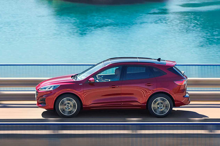 Tại thị trường Bắc Mỹ, mẫu SUV 5 chỗ này có 4 tùy chọn động cơ, bao gồm máy xăng EcoBoost 3 xi-lanh, tăng áp, dung tích 1,5 lít; EcoBoost 4 xi-lanh, tăng áp, dung tích 2.0 lít; hybrid với máy xăng 2,5 lít và plug-in hybrid với máy xăng 2,5 lít.