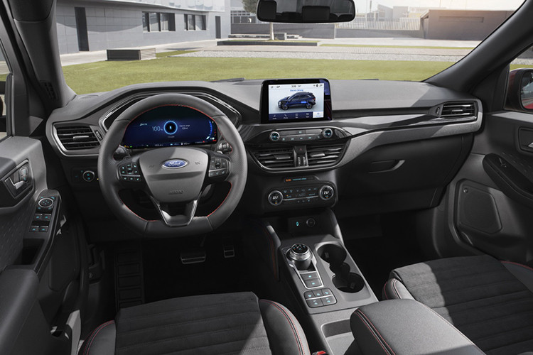 Bên trong Ford Escape 2020 là không gian nội thất được thiết kế theo phong cách hiện đang được áp dụng cho các mẫu xe Ford đời mới như Fiesta hay Focus. Xe được trang bị cụm điều khiển trung tâm đối xứng, hệ thống thông tin giải trí SYNC 3, màn hình cảm ứng 8 inch nằm trên một số nút bấm cơ học. 