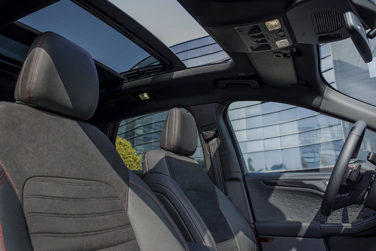 Ngoài ra xe còn có vô lăng đa chức năng phong cách mới, màn hình hiển thị thông tin trên kính chắn gió, cửa sổ trời toàn cảnh Paronama, nút bấm khởi động… Về an toàn, Ford Escape 2020 có tính năng nhận diện biển báo tốc độ giới hạn, hỗ trợ giữ làn đường, đỗ xe tự động, kiểm soát hành trình thích ứng và phát hiện điểm mù.