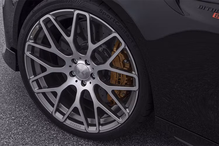 Không chỉ dừng lại ở động cơ, Brabus còn cải thiện hiệu năng khí động học cho chiếc Mercedes E63 S này bằng các chi tiêt ngoại thất mới, đã được hãng thử nghiệm và tối ưu hóa bằng hầm gió chuyên dụng.