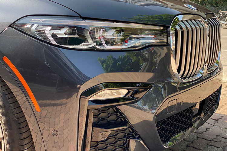 Đáng chú ý là BMW X7 thế hệ mới có khoảng sáng gầm xe 221mm, khả năng lội qua vùng nước sâu 500mm (tốc độ 7km/h), góc tới 25 độ, góc thoát 22,2 độ. Xe sở hữu lưới tản nhiệt “quả thận” đặc trưng của BMW lớn nhất trước nay trong lịch sử. Đèn pha thiết kế lớn và hài hòa hơn so với trước đây, trong đó có tùy chọn trang bị đèn pha Laser siêu sáng (tầm xa tới 600 mét, gấp đôi đèn full-LED).