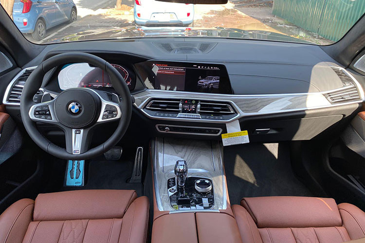 BMW X7 2019 tiêu chuẩn có cấu hình 7 chỗ ngồi, nhưng chiếc xe này chỉ có 6 chỗ ngồi, hàng ghế thứ 2 vì thế rộng rãi hơn. Vật liệu da cao cấp xuất hiện khắp nơi, kết hợp các đường thêu dạng kim loại tương phản đậm chất SUV hạng sang của hãng xe xứ Baravia.
